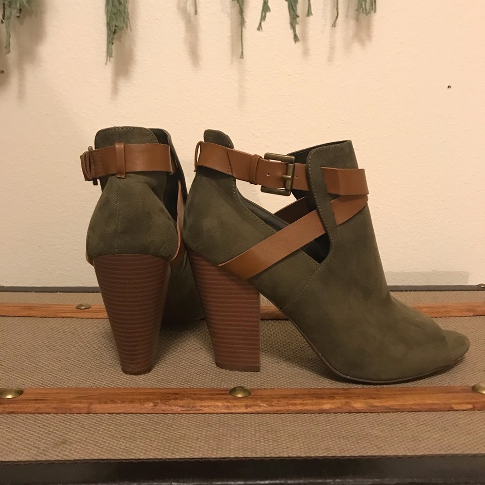 Peep-Toe Adjustable Wooden Heels